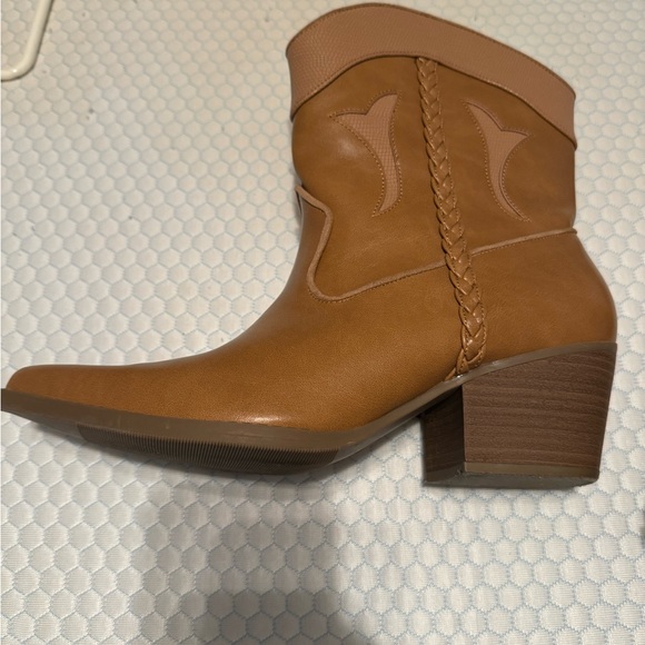 Women’s bootie cowboy boots. - Picture 2 of 6